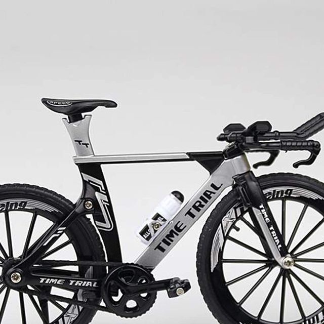 自転車 おもちゃ タイムトライアル ttバイク 模型 ダイキャスト 1/10 銀 エンタメ/ホビーのおもちゃ/ぬいぐるみ(模型/プラモデル)の商品写真