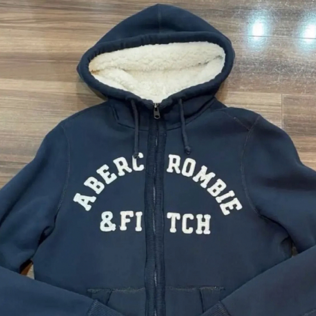 Abercrombie&Fitch(アバクロンビーアンドフィッチ)の美品　アバクロ　ボアパーカー　ネイビー メンズのトップス(パーカー)の商品写真