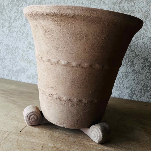 陶器鉢。アンティーク風テラコッタ陶器足付き小サイズ ハンドメイドのフラワー/ガーデン(プランター)の商品写真