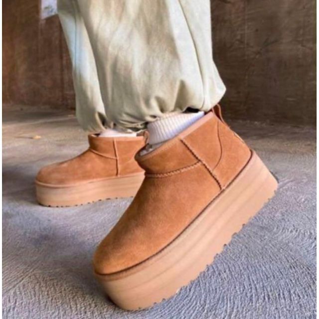 UGG(アグ)のUGG CLASSIC ULTRA MINI PLATFORM 24cm レディースの靴/シューズ(スリッポン/モカシン)の商品写真