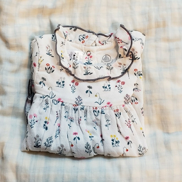 PETIT BATEAU(プチバトー)のプチバトー　花柄ブラウス　12m/74cm キッズ/ベビー/マタニティのベビー服(~85cm)(シャツ/カットソー)の商品写真