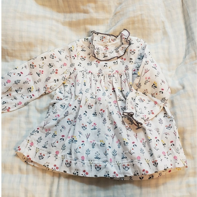 PETIT BATEAU(プチバトー)のプチバトー　花柄ブラウス　12m/74cm キッズ/ベビー/マタニティのベビー服(~85cm)(シャツ/カットソー)の商品写真