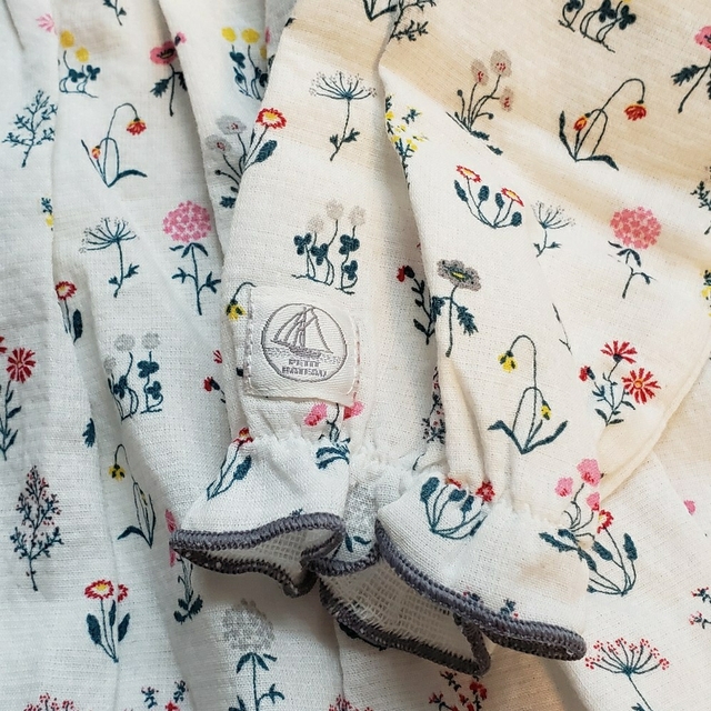 PETIT BATEAU(プチバトー)のプチバトー　花柄ブラウス　12m/74cm キッズ/ベビー/マタニティのベビー服(~85cm)(シャツ/カットソー)の商品写真