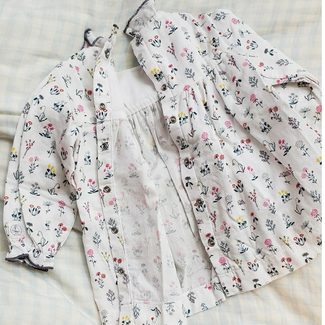 PETIT BATEAU(プチバトー)のプチバトー　花柄ブラウス　12m/74cm キッズ/ベビー/マタニティのベビー服(~85cm)(シャツ/カットソー)の商品写真