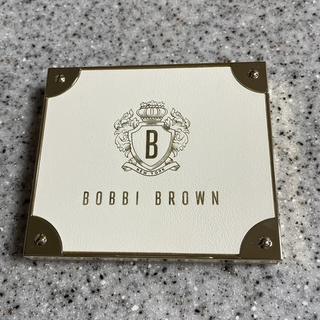 BOBBI BROWN(ボビイブラウン)のBOBBI BROWN  リュクストゥトラベルアイシャドウパレット コスメ/美容のベースメイク/化粧品(アイシャドウ)の商品写真