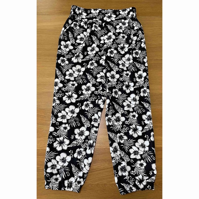 GU(ジーユー)のGU　ジーユー ハイビスカス柄 パンツ　L  黒×白　花柄 レディースのパンツ(カジュアルパンツ)の商品写真