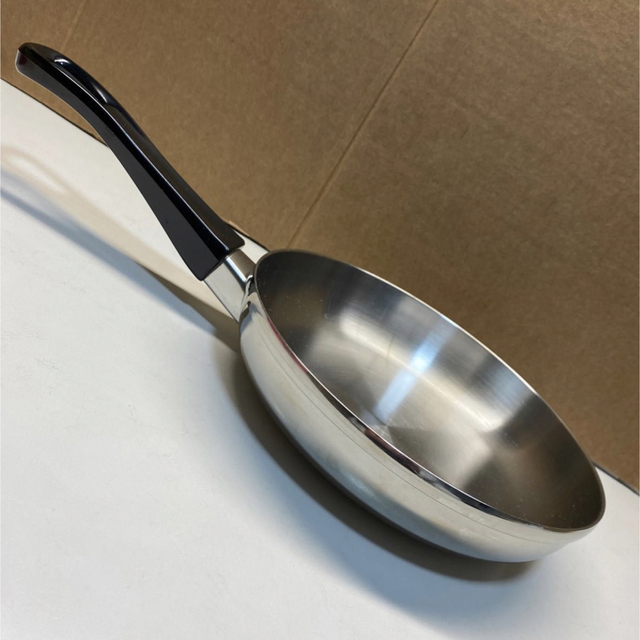 ロイヤルクイーン　【IH対応品】　小スキレット　中古品 インテリア/住まい/日用品のキッチン/食器(鍋/フライパン)の商品写真