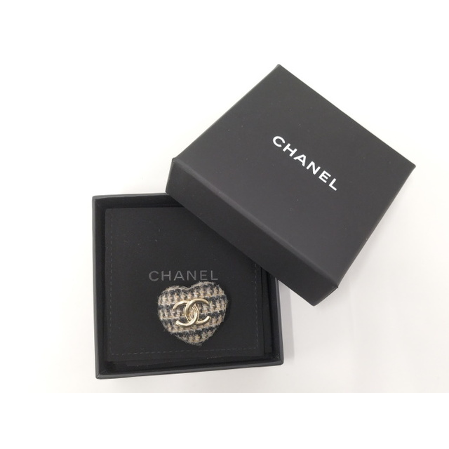 CHANEL(シャネル)のCHANEL ブローチ メタル ツイード ハート グレー系 ゴールド レディースのアクセサリー(ブローチ/コサージュ)の商品写真