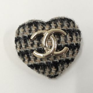 シャネル(CHANEL)のCHANEL ブローチ メタル ツイード ハート グレー系 ゴールド(ブローチ/コサージュ)