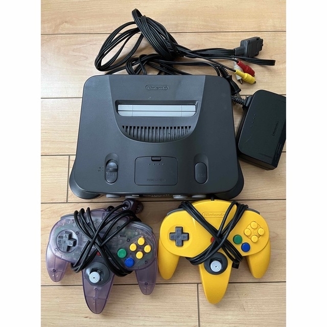 NINTENDO 64 - ニンテンドー64 本体🎮コントローラー2つの通販 by しい