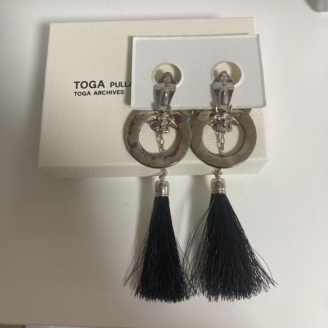 ホースヘア日本色【新品】TOGA PULLA fringe earrings ブラック　ゴールド