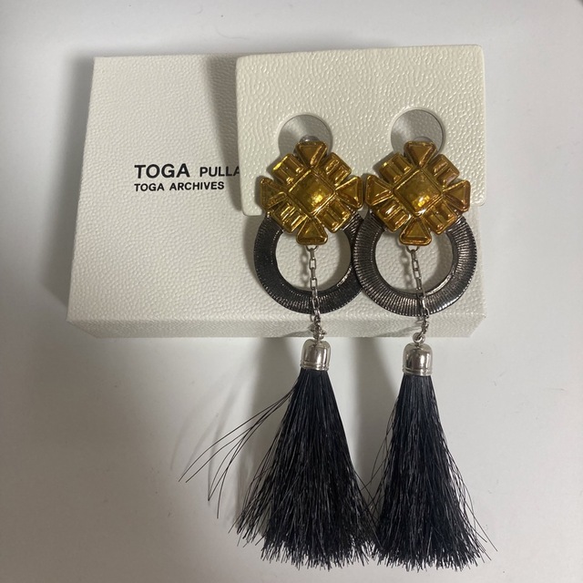 ホースヘア日本色【新品】TOGA PULLA fringe earrings ブラック　ゴールド