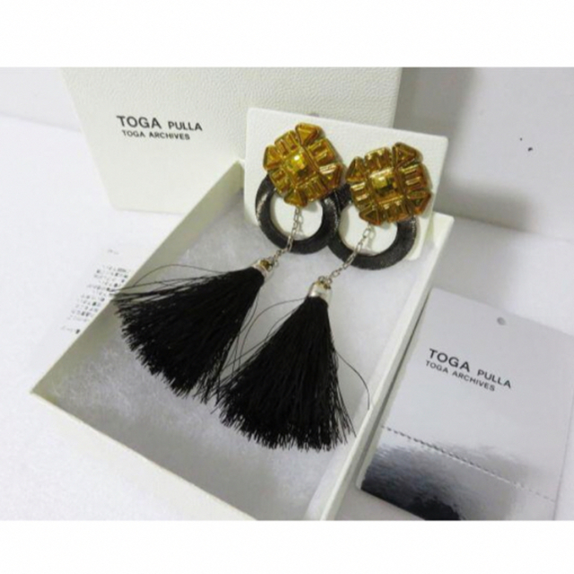 【新品】TOGA PULLA fringe earrings ブラック　ゴールド 2