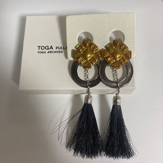 トーガプルラ(TOGA PULLA)の【新品】TOGA PULLA fringe earrings ブラック　ゴールド(イヤリング)