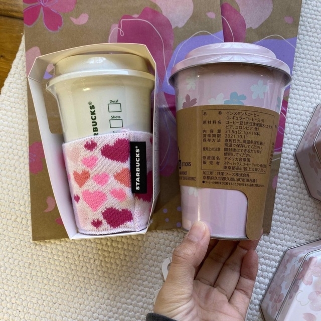 Starbucks Coffee(スターバックスコーヒー)の新品　スターバックス　桜クッキー缶　ヴィア缶　さくら　紙袋つき 食品/飲料/酒の食品(菓子/デザート)の商品写真