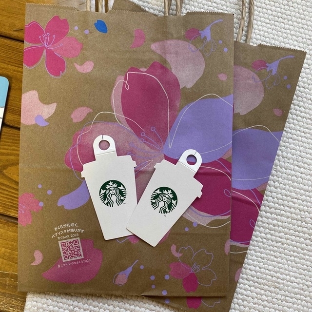 Starbucks Coffee(スターバックスコーヒー)の新品　スターバックス　桜クッキー缶　ヴィア缶　さくら　紙袋つき 食品/飲料/酒の食品(菓子/デザート)の商品写真