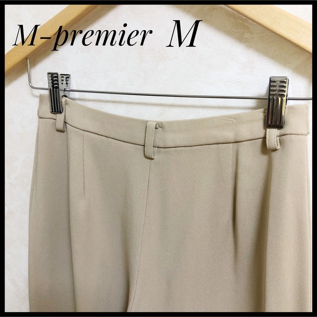 M-premier(エムプルミエ)のM-premier エムプルミエ　40 ワイドパンツ　ベージュ　フレアパンツ レディースのパンツ(カジュアルパンツ)の商品写真