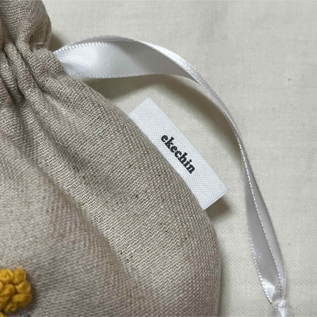 春を感じるミモザ刺繍の巾着ポーチ レディースのファッション小物(ポーチ)の商品写真