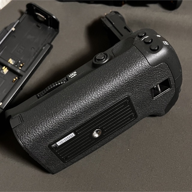 Canon(キヤノン)の本日限り純正 Canon Battery Grip BG-E11・単三ホルダー付 スマホ/家電/カメラのカメラ(デジタル一眼)の商品写真