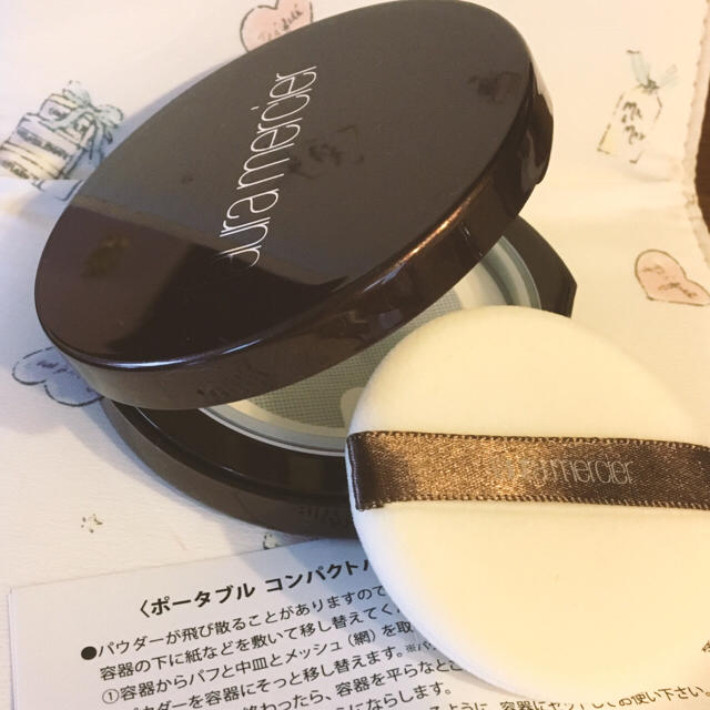 laura mercier(ローラメルシエ)の【新品】ポータブルコンパクトパウダーケース コスメ/美容のベースメイク/化粧品(フェイスパウダー)の商品写真