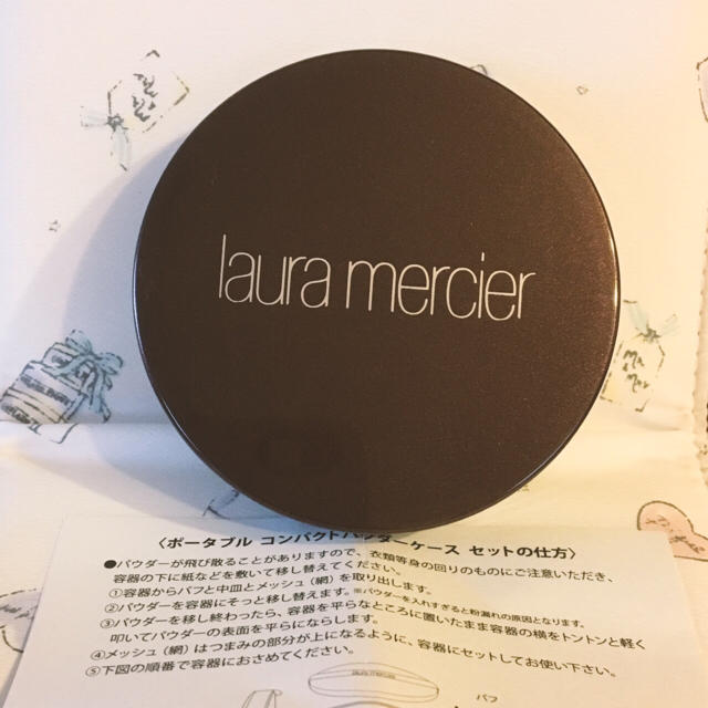 laura mercier(ローラメルシエ)の【新品】ポータブルコンパクトパウダーケース コスメ/美容のベースメイク/化粧品(フェイスパウダー)の商品写真