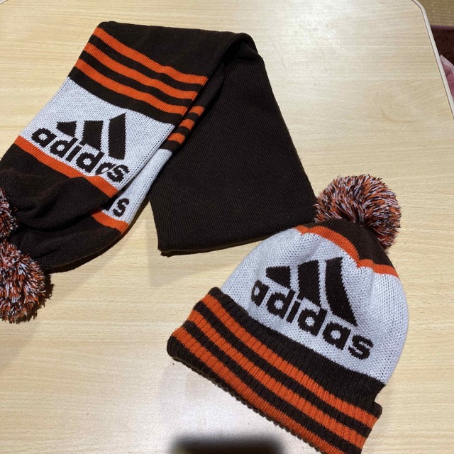 adidas(アディダス)のadidas ニット帽マフラーセット　再出品 レディースの帽子(ニット帽/ビーニー)の商品写真