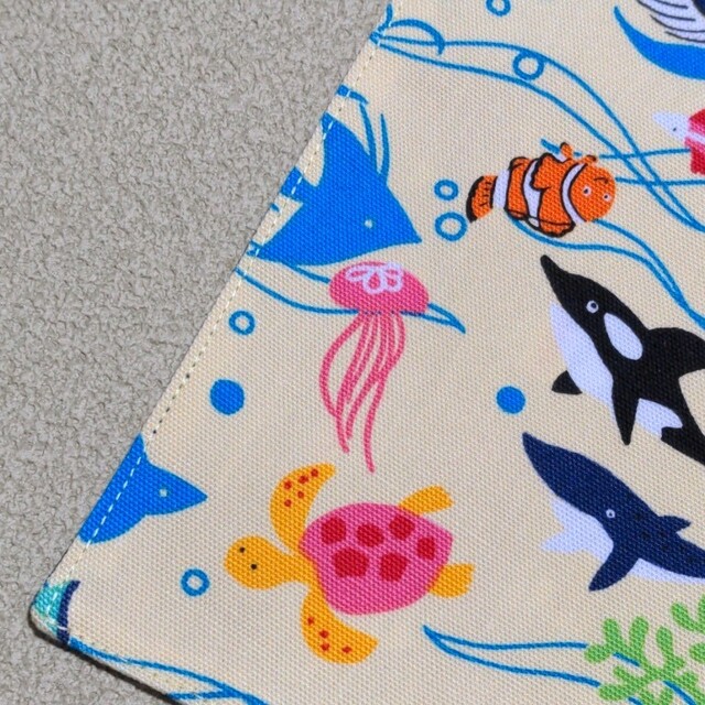 「海様専用」901:水族館柄♪リバーシブルランチョンマット♪ハンドメイド♪ キッズ/ベビー/マタニティの授乳/お食事用品(その他)の商品写真