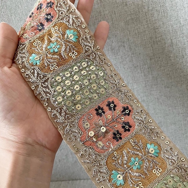 【専用】インド刺繍リボンのスマホポシェット☆モカベージュ ハンドメイドのスマホケース/アクセサリー(スマホストラップ/チャーム)の商品写真