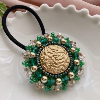 ヘアゴム ビーズ刺繍☆ゴールドボタン×グリーン(ヘアアクセサリー)