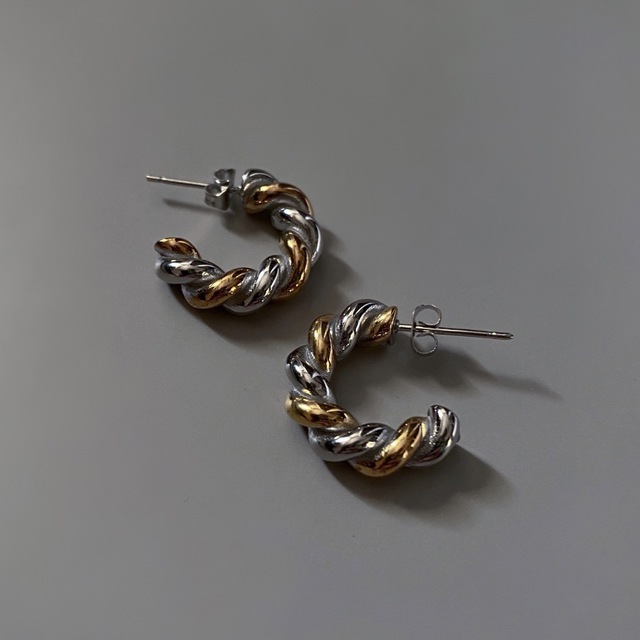 UN3D.(アンスリード)のContrast twist pierce No.813 レディースのアクセサリー(ピアス)の商品写真