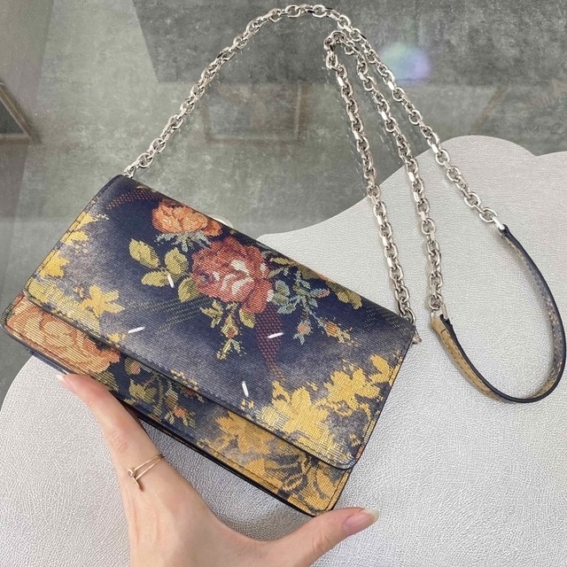 Maison Martin Margiela(マルタンマルジェラ)の【新品】メゾン マルジェラ ショルダーバッグ 花柄 チェーンウォレット レディースのバッグ(ショルダーバッグ)の商品写真