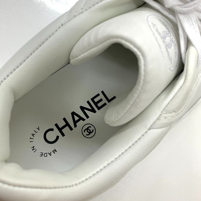 CHANEL(シャネル)の6111 シャネル レザー ココマーク ロゴ スニーカー ホワイト レディースの靴/シューズ(スニーカー)の商品写真