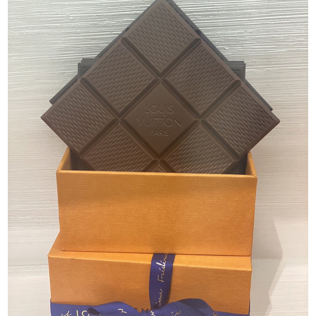 LOUIS VUITTON(ルイヴィトン)のルイヴィトン　チョコレート　パリ限定 食品/飲料/酒の食品(菓子/デザート)の商品写真