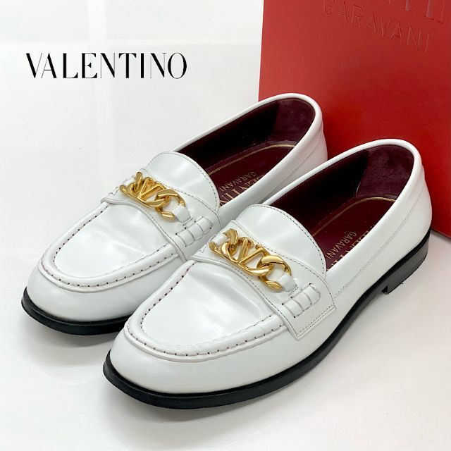 VALENTINO(ヴァレンティノ)の6131 ヴァレンティノ レザー V金具 ローファー ホワイト レディースの靴/シューズ(ローファー/革靴)の商品写真