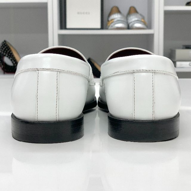 VALENTINO(ヴァレンティノ)の6131 ヴァレンティノ レザー V金具 ローファー ホワイト レディースの靴/シューズ(ローファー/革靴)の商品写真