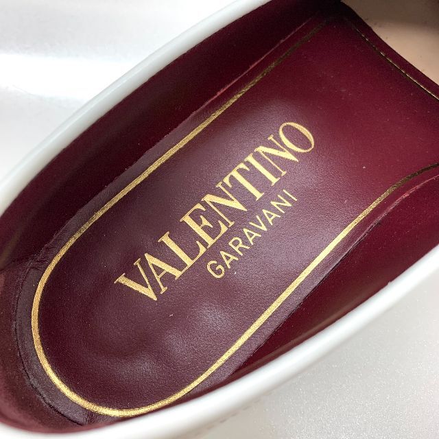 VALENTINO(ヴァレンティノ)の6131 ヴァレンティノ レザー V金具 ローファー ホワイト レディースの靴/シューズ(ローファー/革靴)の商品写真