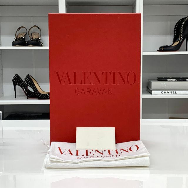 VALENTINO(ヴァレンティノ)の6131 ヴァレンティノ レザー V金具 ローファー ホワイト レディースの靴/シューズ(ローファー/革靴)の商品写真