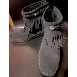 ミネトンカ(Minnetonka)の美品！ミネトンカ★ショートブーツ黒★サイズ6(ブーツ)