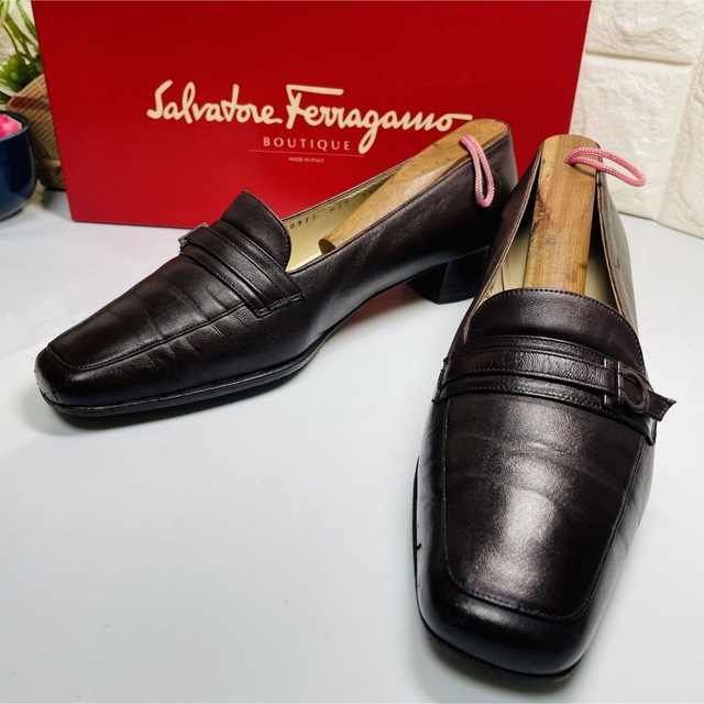 Salvatore Ferragamo(サルヴァトーレフェラガモ)のFerragamo フェラガモ  Dブラウン　ローファーパンプス レディースの靴/シューズ(ローファー/革靴)の商品写真