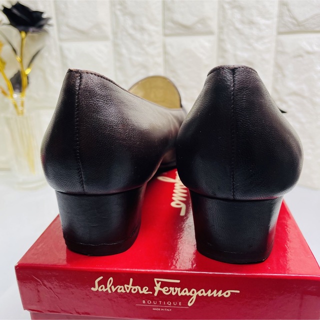 Salvatore Ferragamo(サルヴァトーレフェラガモ)のFerragamo フェラガモ  Dブラウン　ローファーパンプス レディースの靴/シューズ(ローファー/革靴)の商品写真