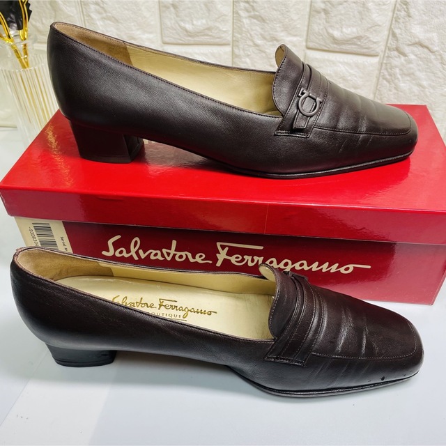 Salvatore Ferragamo(サルヴァトーレフェラガモ)のFerragamo フェラガモ  Dブラウン　ローファーパンプス レディースの靴/シューズ(ローファー/革靴)の商品写真