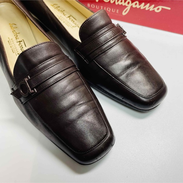 Salvatore Ferragamo(サルヴァトーレフェラガモ)のFerragamo フェラガモ  Dブラウン　ローファーパンプス レディースの靴/シューズ(ローファー/革靴)の商品写真