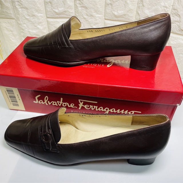 Salvatore Ferragamo(サルヴァトーレフェラガモ)のFerragamo フェラガモ  Dブラウン　ローファーパンプス レディースの靴/シューズ(ローファー/革靴)の商品写真