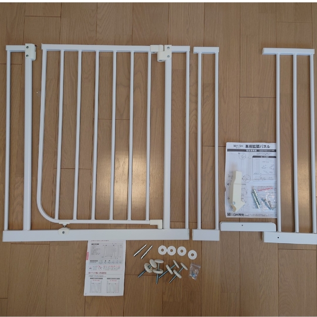 日本育児(ニホンイクジ)のゆき様専用　日本育児ベビーゲート（拡張フレーム2セット付）ホワイト キッズ/ベビー/マタニティの寝具/家具(ベビーサークル)の商品写真