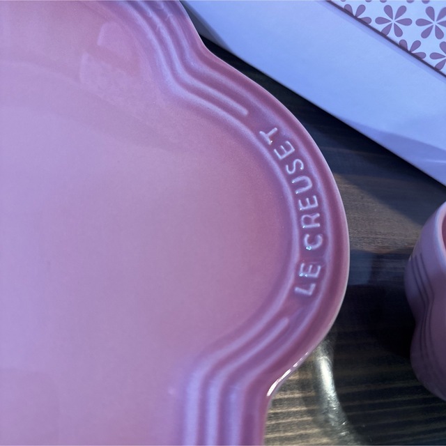LE CREUSET(ルクルーゼ)のルクルーゼ　フラワープレート　フラワーディッシュ　ピンク　新品　ル・クルーゼ インテリア/住まい/日用品のキッチン/食器(食器)の商品写真