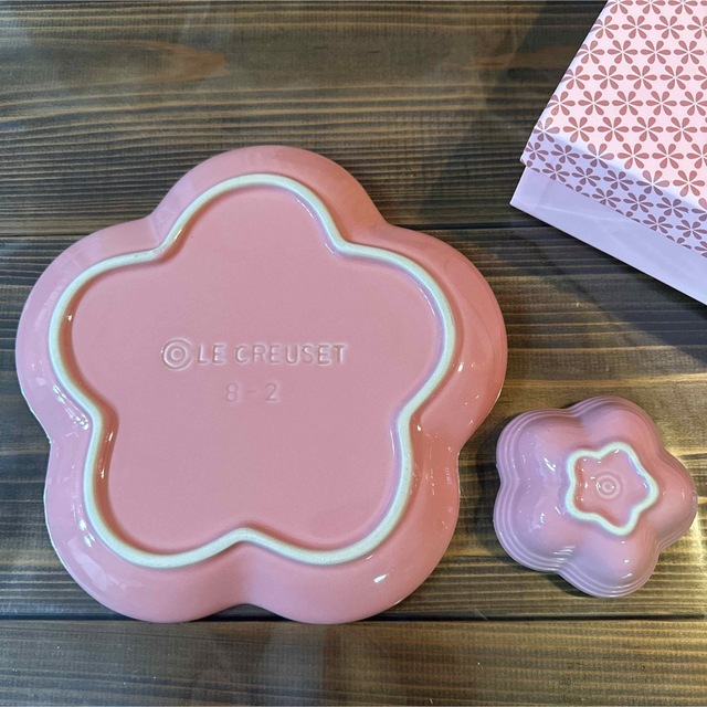 LE CREUSET(ルクルーゼ)のルクルーゼ　フラワープレート　フラワーディッシュ　ピンク　新品　ル・クルーゼ インテリア/住まい/日用品のキッチン/食器(食器)の商品写真