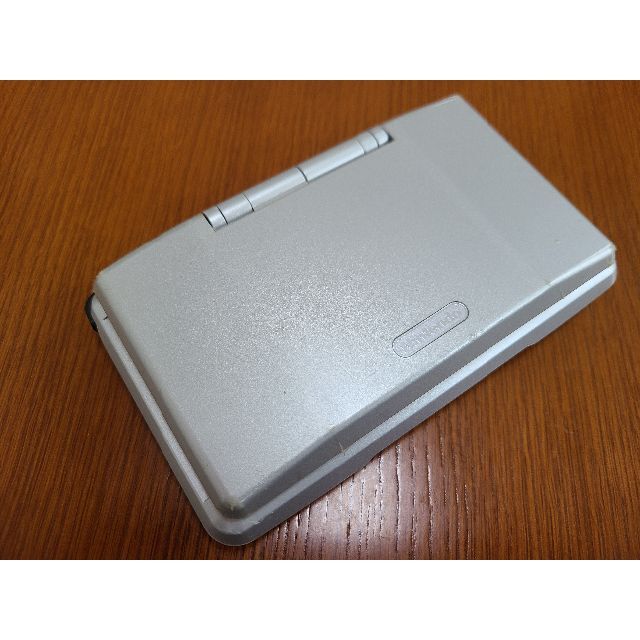 ニンテンドーDS(ニンテンドーDS)のNintendo DS プラチナシルバー 【動作品・タッチペン付き・画面キレイ】 エンタメ/ホビーのゲームソフト/ゲーム機本体(携帯用ゲーム機本体)の商品写真