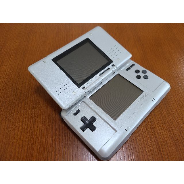 ニンテンドーDS(ニンテンドーDS)のNintendo DS プラチナシルバー 【動作品・タッチペン付き・画面キレイ】 エンタメ/ホビーのゲームソフト/ゲーム機本体(携帯用ゲーム機本体)の商品写真