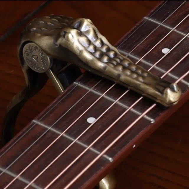 ギターカポ ワニ型【ブロンズ】アコギ エレキ ベース おしゃれ 個性 楽器のギター(ストラップ)の商品写真