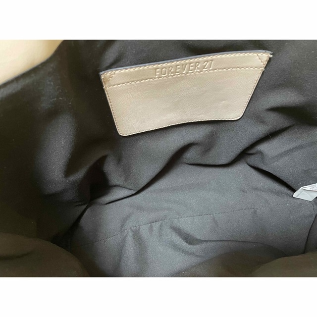 FOREVER 21(フォーエバートゥエンティーワン)のForever21 薄ピンク×黒ライン ショルダーバッグ レディースのバッグ(ショルダーバッグ)の商品写真